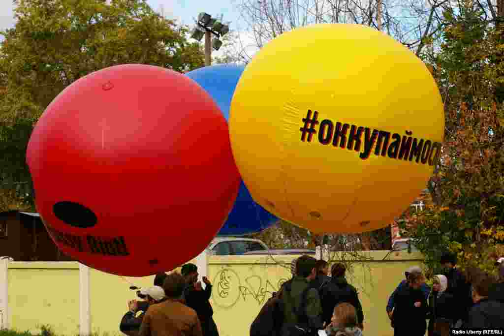  Активисты #оккупаймосква - за свободу Pussy Riot, но против адвокатов Волковой и Фейгина. Они считают, что адвокаты плохо исполняют свои профессиональные обязанности, больше занимаясь самопиаром