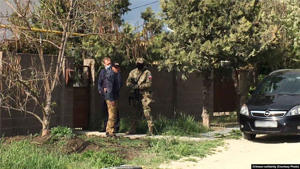 В селе Дубки под Симферополем Аюб Рахимов занимался строительными работами и параллельно готовил на волонтерских началах пищу для постящихся в месяц Рамадан, – рассказал активист «Крымской солидарности» Рауль Диттан