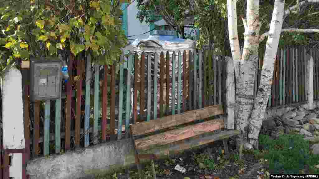 Емкость для воды утеплили на зиму. У селян почти возле каждого дома теперь стоят пластиковые емкости: у кого на куб воды, у кого на два 