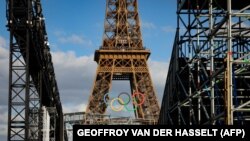 Париж, 4 липня 2024 - Олімпійські кільця на Ейфелевій вежі та будівельний майданчик Парку Чемпіонів на площі Трокадеро для майбутніх Олімпійських ігор у Парижі 2024 року.