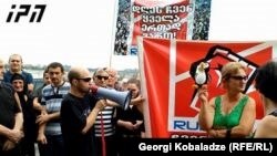 Акция протеста в защиту телекомпании "Рустави 2" у здания грузинского парламента в Кутаиси, 3 октября 2015 года