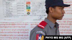 یکی از محلهای اخذ آرا در انتخابات پارلمانی میانمار. ۸ نوامبر ۲۰۱۵