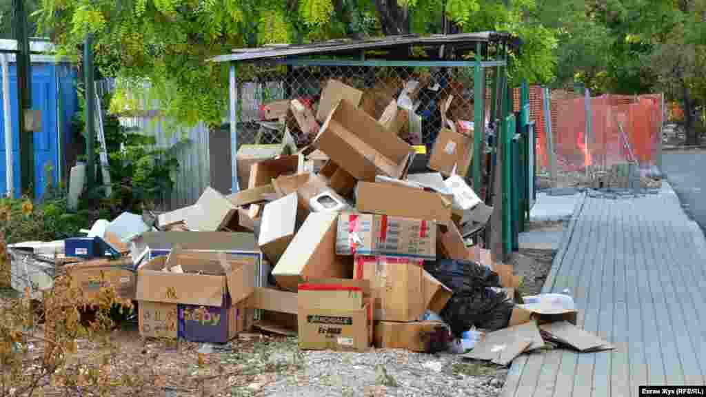 Рядом с Детским парком на улице Одесской «клетка» для макулатуры переполнена, картонные коробки свалены в кучу рядом