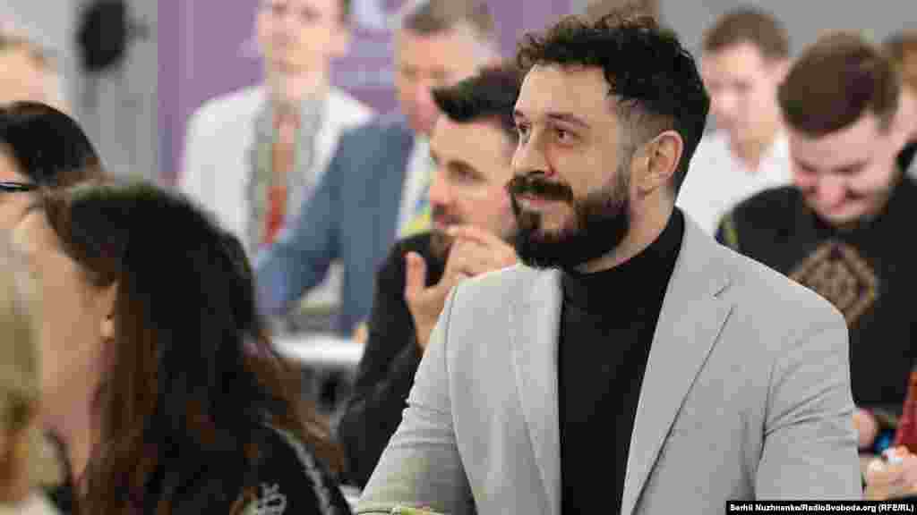 ...і її колега по акторському цеху Юрій Дяк (на фото в центрі). Участь у радіодиктанті взяло також багато діячів громадського сектору, політиків, військових, журналістів, правозахисників, митців...і чиновників.  