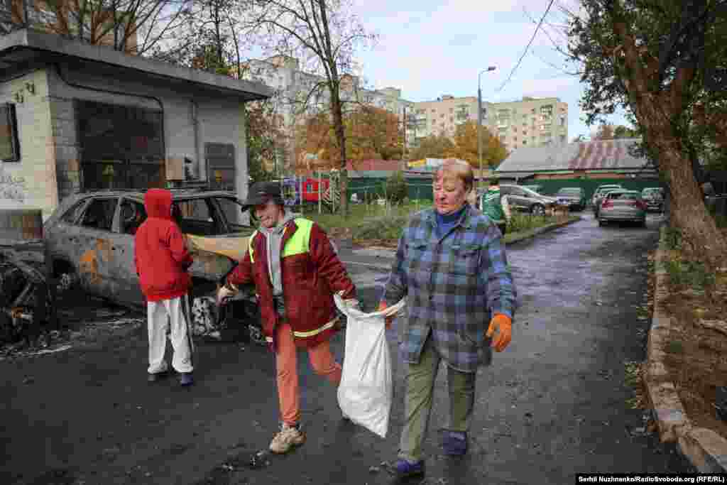 Ліквідацією наслідків удару на території навколо будинку зайнялися комунальні служби та місцеві жителі.  Російські військові регулярно з різних видів озброєння – ударними БПЛА, ракетами, КАБами, РСЗВ – атакують українські регіони. Українська влада і міжнародні організації кваліфікують ці удари, як воєнні злочини Російської Федерації і наголошують, що вони мають цілеспрямований характер