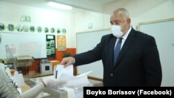 Прем’єр-міністр Бойко Борисов голосує на парламентських виборах, 4 квітня 2021 року