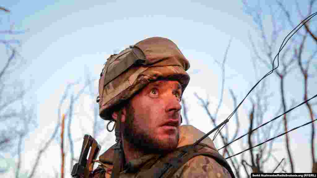 «По демобілізації, коли звільнився, 20 днів витримала вдома душа. Потім назад прийшов. Зараз ось закінчується контракт, і все, додому. Не знаю, на скільки мене вистачить. Сумно без цього всього. Без бліндажів, адреналіну. Хтось каже там, що (українські війська воюють – ред.) за політиків, хтось каже, що за олігархів. Ці речі каже той, хто не усвідомлює, що каже. В цілому ж за свій дім усі воюють, тому-то й тут ми усі», – розповідає він