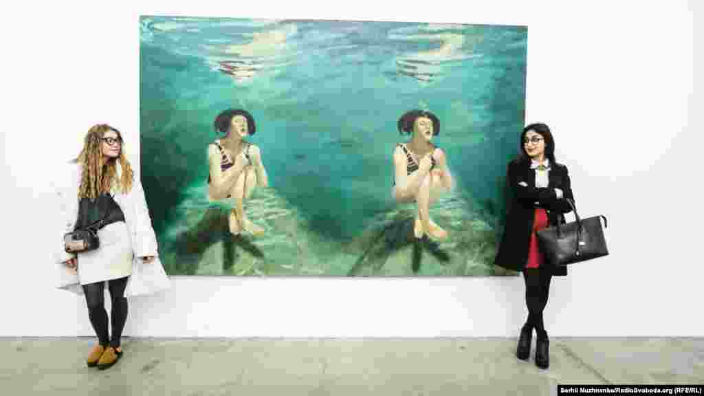 Марина, куратор виставки картин Івана Марчука і Аня, PR-спеціаліст: «Вона дуже надихає… Там є дівчинка, яка потопає – здається, кожна людина потрапляла в таку ситуацію, коли не хоче виринати зі своїх проблем у своє життя, тому ховатися під водою набагато легше, ніж боротися із проблемами реальності»