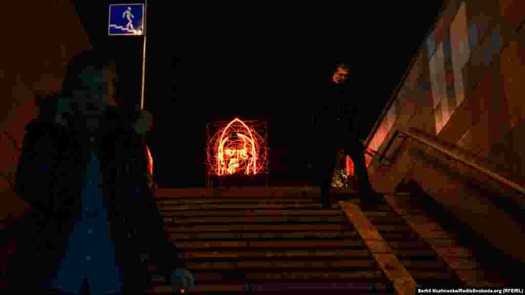 7 листопада, колись - День Жовтневої революції, офіційно більше не святкується в Україні. «Безкінечне святкування» Бакші стає символом звільнення від тягаря минулого й актом не-святкування