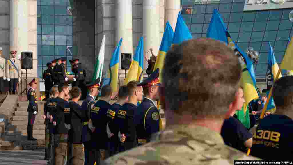 На майдані Незалежності прощалися із загиблим командиром взводу полку «Азов». Вояк із позивним «Ратибор» був громадянином Росії і пішов захищати Україну через незгоду з політикою Москви. Київ, 8 липня 2015 року