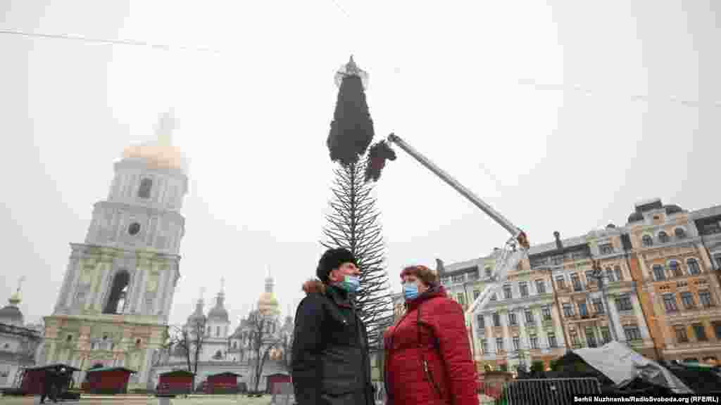Головна ялинка України буде на Софійській площі у столиці.  Через пандемію СOVID-19, за словами начальника відділу координації та моніторингу проведення масових заходів у місті Києві та реалізації проєктів апарату КМДА Кирила Вороніна, замість звичайної різдвяної зони на Софійській площі влада міста організувала пішохідний маршрут