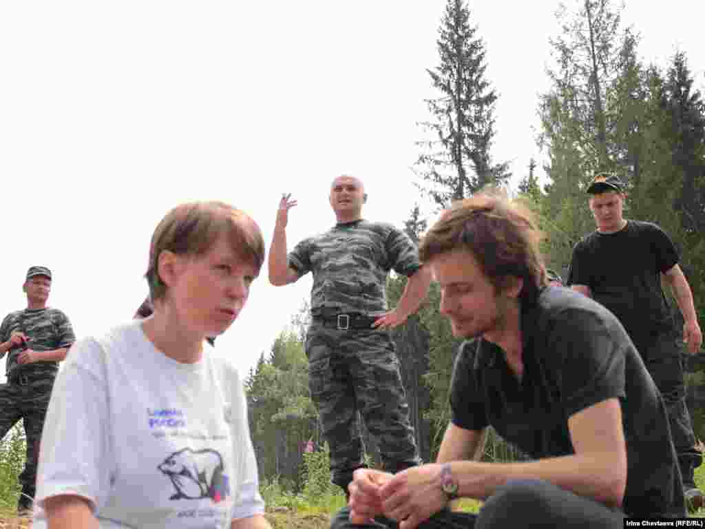 29 июня представители инициативной группы “В защиту лесов Подмосковья” провели акцию против вырубки лесов в Солнечногорском районе под автомагистраль Москва – Санкт-Петербург.