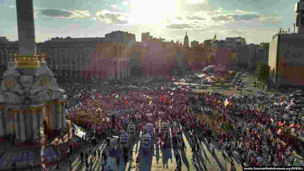 У Києві кілька тисяч людей прийшли на віче, скликане «Правим сектором» – «Геть владу зрадників!». Під час віча лідер партії, народний депутат Дмитро Ярош оголосив про намір провести референдум щодо недовіри владі. Серед інших питань, які пропонують винести на референдум: блокада окупованих територій, оголошення воєнного стану, легалізація добровольчого руху. Київ, 21 липня 2015 року. ДИВИТИСЬ ФОТОГАЛЕРЕЮ