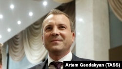 Телеведущий Евгений Попов