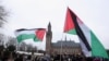 Пропалестинські демонстранти на акції під будівлею Міжнародного суду в день оглошення вимоги ПАР щодо екстрених заходів, 11 січня 2024 року