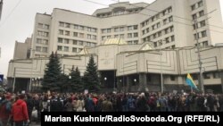 Протести під Конституційним Судом проти рішення КСУ скасувати е-декларування