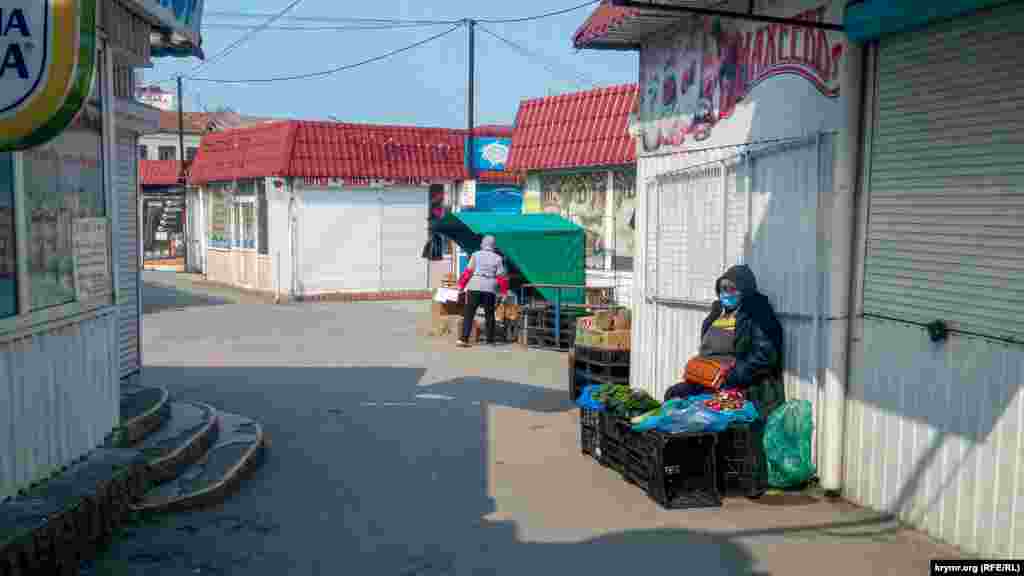 На обычно многолюдном оптовом рынке «Чайка» покупателей в карантин мало, продавцы жалуются на убытки
