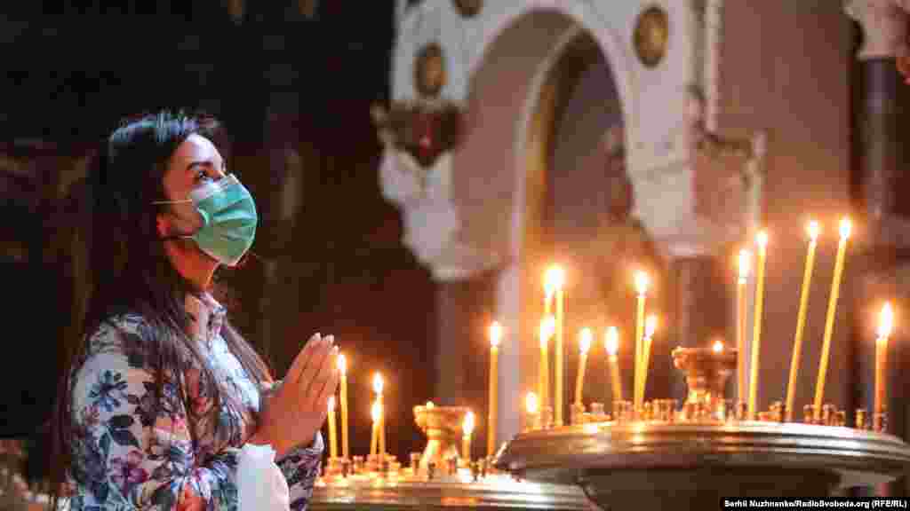 У храмі тримають безпечну дистанцію не менше двох метрів, зайти можна тільки у масці