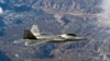 Американський літак F-22 Raptor в небі над Невадою. США