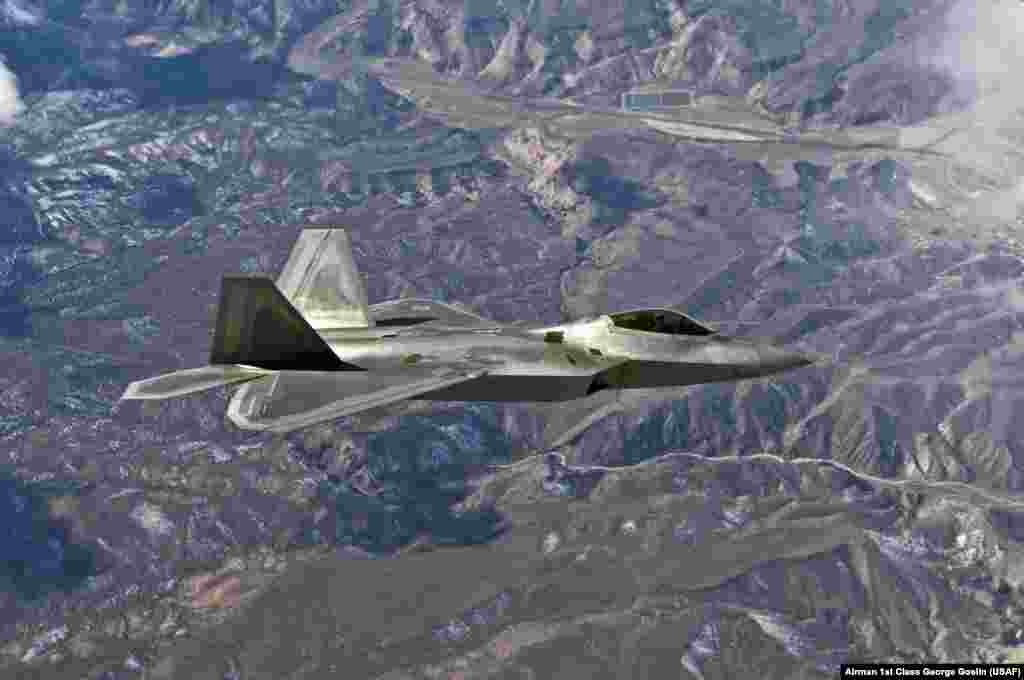 Самолет может лететь на сверхзвуковой крейсерской скорости и оставляет на радаре такой же след, как маленькая птичка