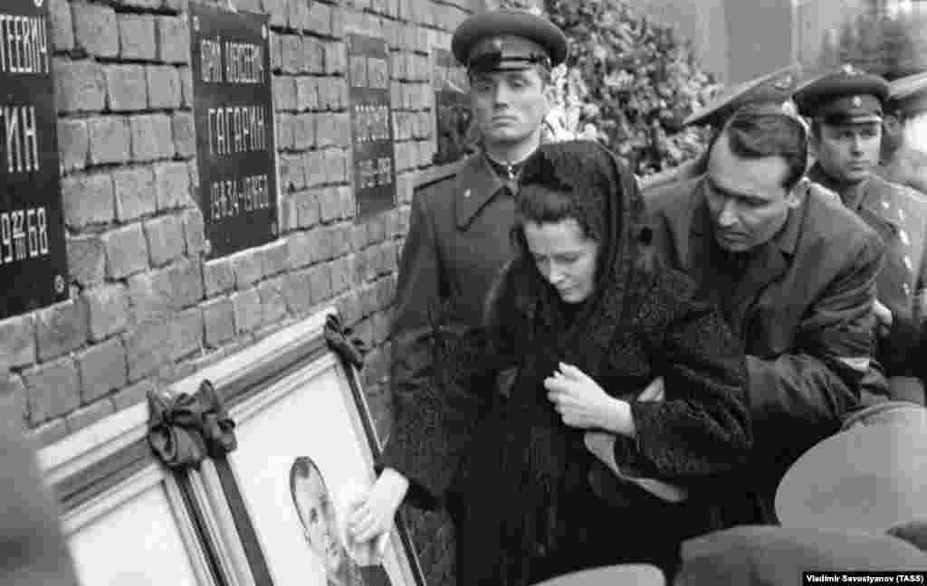 Вдова, Валентина Гагаріна, торкається портрету свого загиблого чоловіка біля кремлівської стіни під час похорону