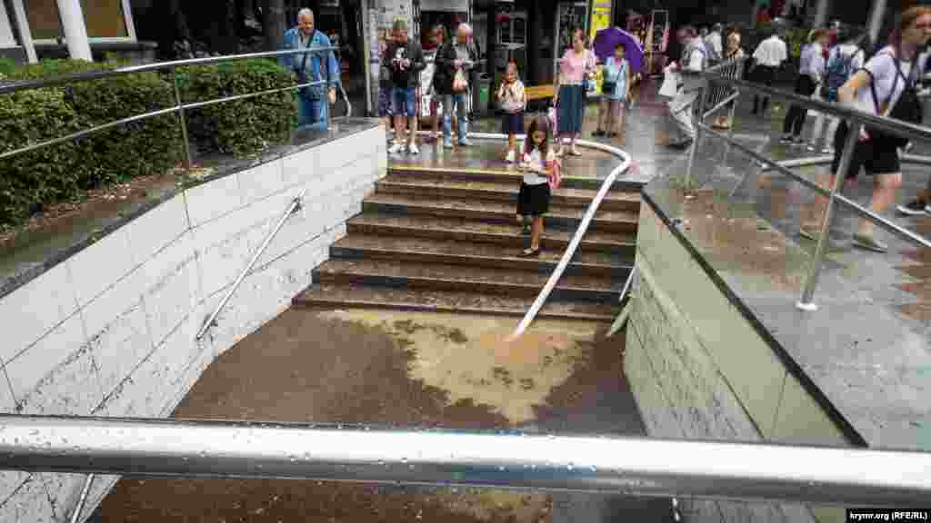 Подземный переход на остановке «Спартак» – единственное безопасное место для перехода через площадь. Сильный ливень в течение двух часов заполнил тоннель перехода водой под самый потолок