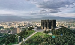 Монумент «Хроніки Грузії» був побудований на височині в 1985 році