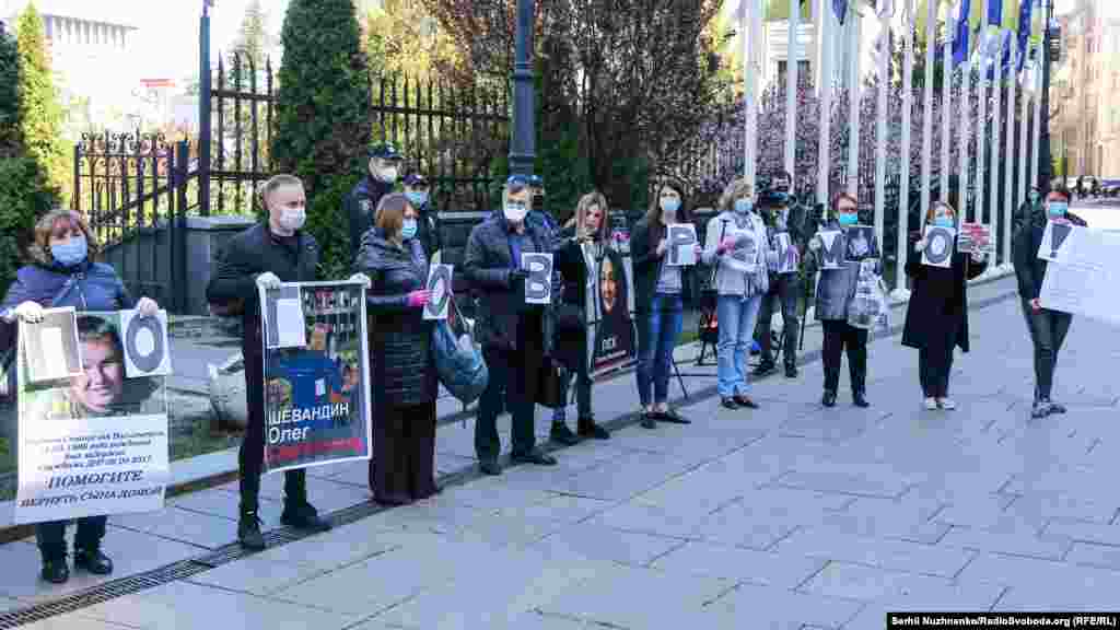 28 квітня родичі полонених провели під Офісом президента акцію «Давайте поговоримо!»