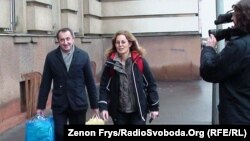 Екс-міністр економіки України Богдан Данилишин, перші хвилини після звільнення з-під варти у Празі (поруч – адвокат Маріна Махіткова), 14 січня 2011 року