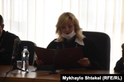 Суддя Альбіна Кадегроб зачитує рішення суду