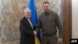 Šef kabineta predsednika Zelenskog, Andrij Jermak, rukuje se sa američkim specijalnim izaslanikom Kitom Kelogom u Kijevu 19. februara.