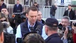 Росія: поліція вивела опозиціонера Навального з мітингу проти «реновації» в Москві (відео) Росія: поліція вивела опозиціонера Навального з мітингу проти «реновації» в Москві (відео)