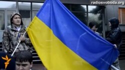 Луганці просять міліцію захистити їх від проросійських активістів Луганці просять міліцію захистити їх від проросійських активістів
