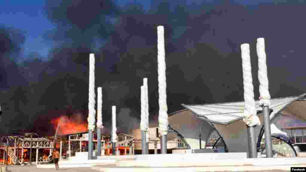 Поруч з нею розташовувалися архітектурні форми, які минулого року використовувалися як декорації для фестивалю «Befooz» – наступника «КаZантипа»