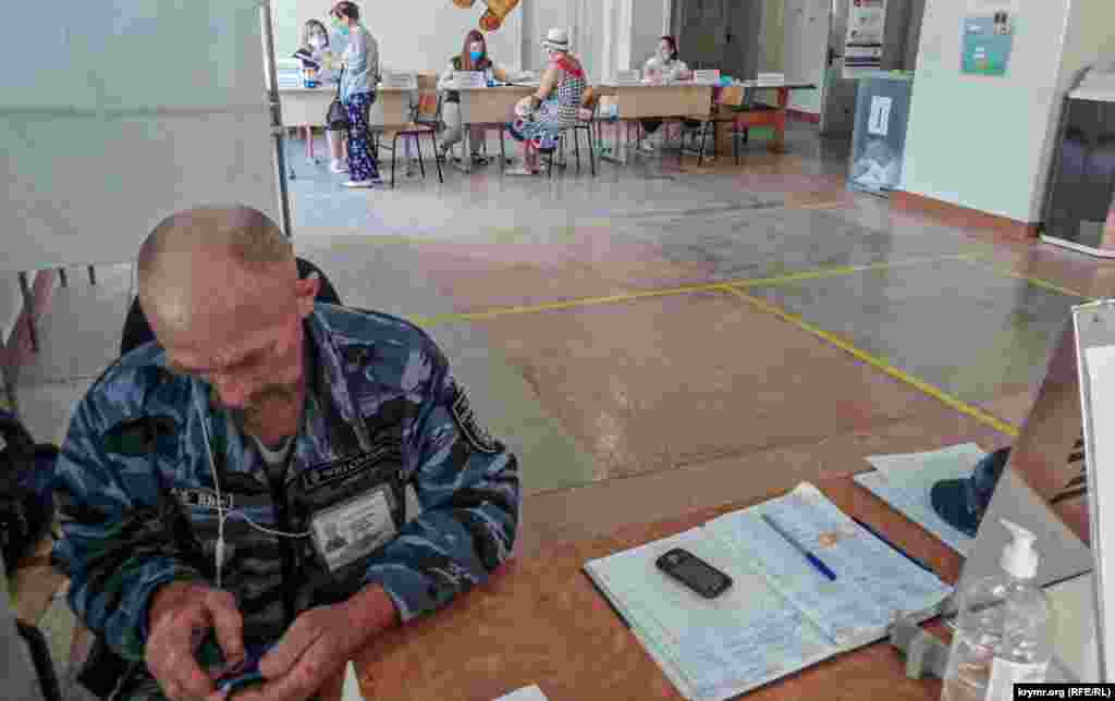 Охоронець приватного підприємства під час голосування розбирався зі своїм телефоном. Члени виборчої комісії з розумінням поставилися до фотографування на смартфон усередині приміщення. «Вам це для звітності потрібно?» – уточнила одна з членів комісії. За словами деяких сімферопольців, працівників бюджетних організацій, їхні керівники вимагали обов'язкову фотофіксацію особистої участі в голосуванні