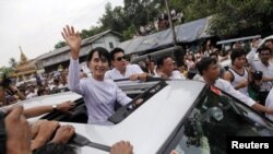 آن سان سوچی در میان هوادارانش