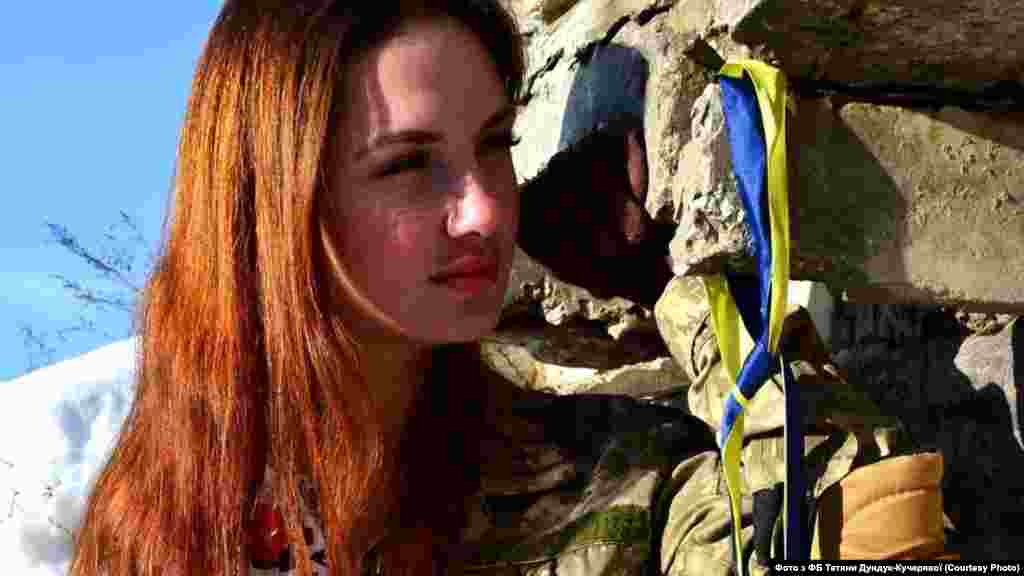 Тетяна «Танчік» Дундук-Кучерява, гуманітарний проект ЗСУ «Евакуація-200» «Морально дуже важко було забирати наших військових. Дуже запам’яталося, як ми в Щасті забирали військового, який загинув на Світлодарській дузі 18 грудня 2016 року. Коли ми розкрили тіло, поряд стояв хлопець, який навчався разом із загиблим. Його очей у цей момент я не забуду ніколи. Він такий бадьорий був весь час, а коли побачив мертвого побратима – відійшов, і сльози в нього текли, хоча він намагався їх приховати. Оце найгірше і найскладніше. Бо не так важко працювати з тілом або навіть із рештками, як дивитися в очі рідним або друзям померлого. Це невимовно складно».  