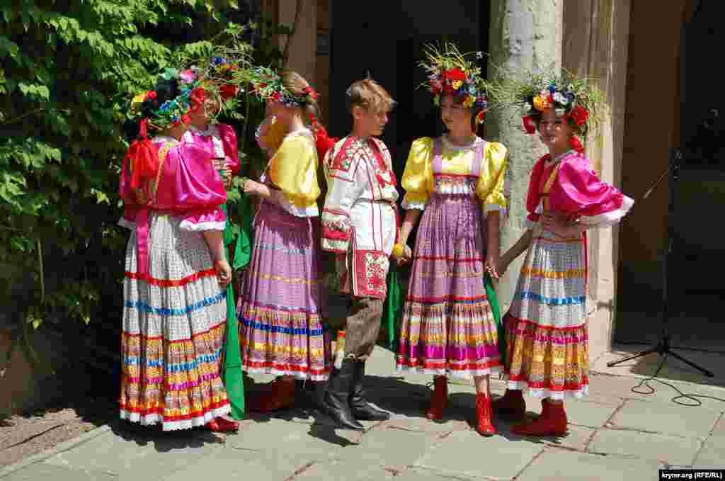 Вокалисты ансамбля русской народной песни «Забава» перед выступлением