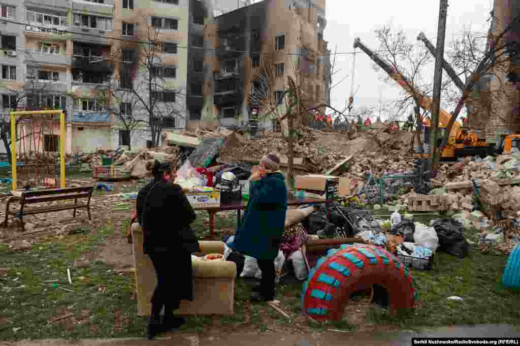 Ліворуч – місцеві жителі біля свого будинку в Бородянці, зруйнованого російськими авіаударами у 2022 році. Праворуч – той самий будинок через три роки