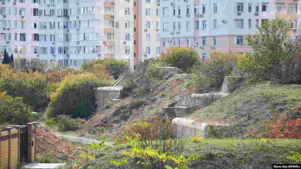 С одной стороны к Стрелецкому форту подступают многоквартирные дома, с другой – частные.  Основное предназначение батареи – не допускать броненосные соединения противника на дистанцию стрельбы главным калибром, прикрывая походы к Севастопольской бухте. Проектом предусматривалось строительство трех подобных четырехорудийных батарей: №15 на Стрелецком мысу, №17 на мысе Херсонес и №16 в районе устья реки Бельбек