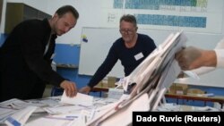 Otvaranje biračkih kutija po završenom glasanju na predsjedničkim i parlamentarnim izborima, u Zenici, centralna BiH, 7. oktobar 2018.