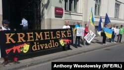 «Кремлівський театр»: протест чеських активістів із руху «Капутін» проти відкриття так званого «представництва» угруповання «ДНР». Острава, 1 вересня 2016 року