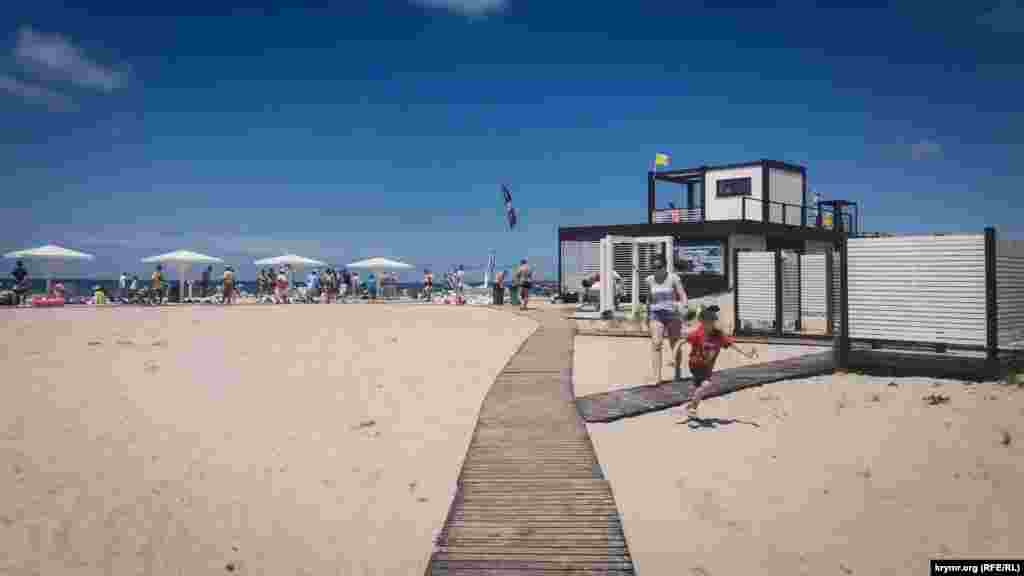 Один из центральных пляжей Оленевки называется «Майами», он славится своим белоснежным песком и чистой водой