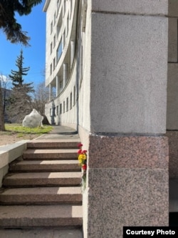 Уже через два дня табличку сняли