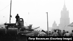 Un tanc aflat pe străzile din Moscova, în timpul loviturii de stat.