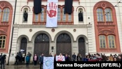 Studenati u blokadi odaju poštu za 15 poginulih 1. novembra na Železničkoj stanici u Novom Sadu, Beograd, Srbija, 25. januar 2025.