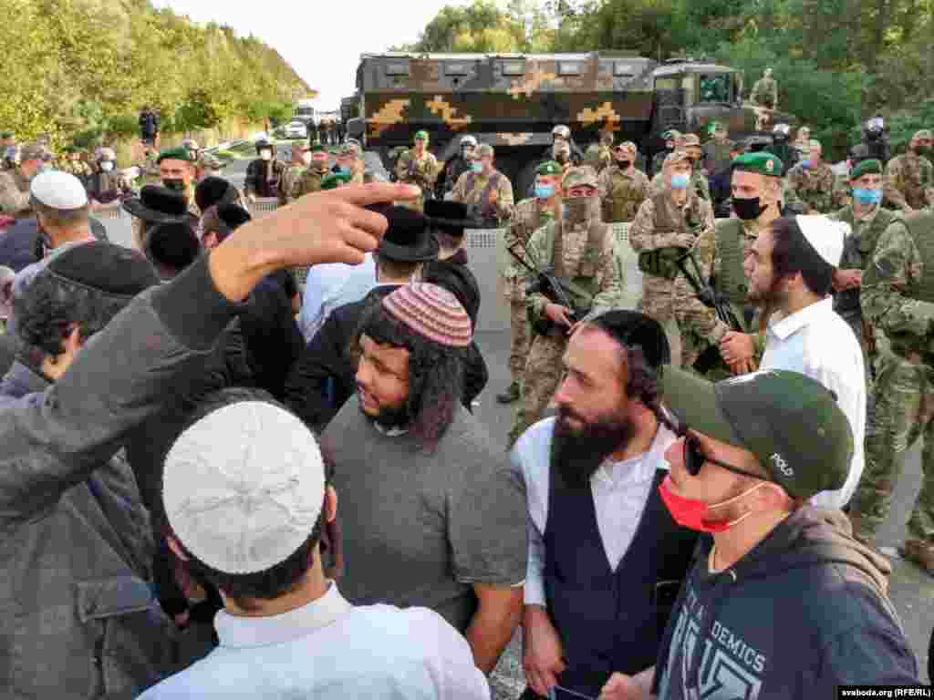 На даний момент сотні євреїв-хасидів застрягли на прикордонному переході між пунктами пропуску «Нова Гута» (Білорусь) та «Нові Яриловичі» (Україна)