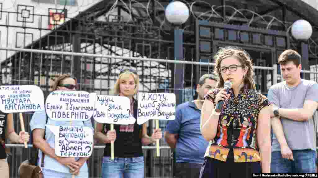 Активістка «Крим SOS» Євгенія Андреюк під час акції