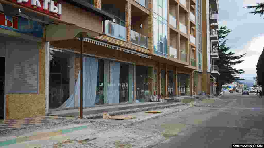 Отель «Россия» заставили срезать навес, выступающий на тротуар