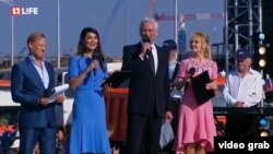 Слева направо: актер Дмитрий Харатьян, телеведущая (с июня 2024 года депутат Госдумы РФ) Марина Ким, певец Александр Маршал и певица Валерия ведут концерт по случаю открытия Керченского моста, 19 мая 2018 года